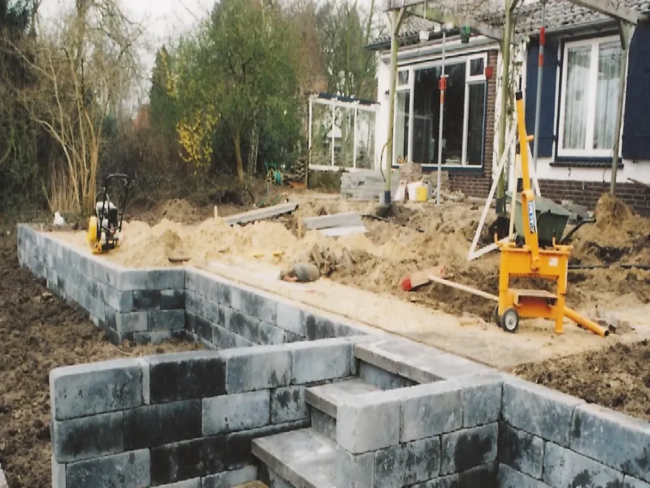 Gemetselde ronde traptreden die een hoogteverschil in de tuin opvangen