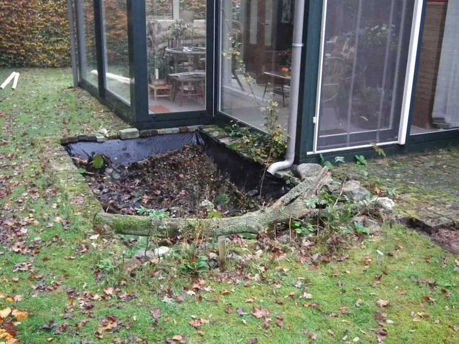 Tuin met stormschade voordat het herstel begon